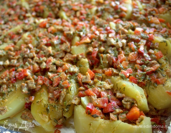 Нанести начинку на мятый картофель, слегка прижать.