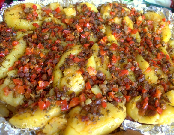 Можно подать прямо в форме на стол, чтобы блюдо не остыло.