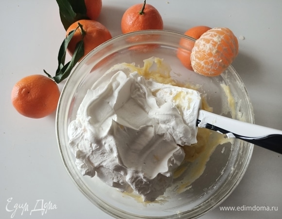 Хорошо охлажденные сливки взбить с оставшимся сахаром. Добавить в заварной крем и перемешать.