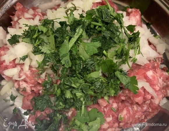 Нарезаем мелко лук и зелень, солим, перчим, смешиваем с фаршем.