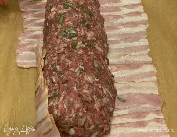 Заворачиваем рулет, помогая себе пергаментом. Края пергамента по бокам закручиваем, чтобы сок остался внутри.