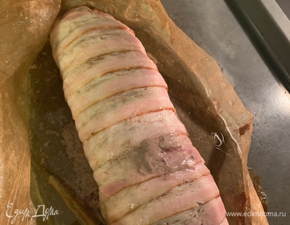 Запекаем 30 минут в духовке, разогретой до 180°C, затем разворачиваем пергамент и оставляем рулет еще минут на 15, чтобы бекон поджарился.