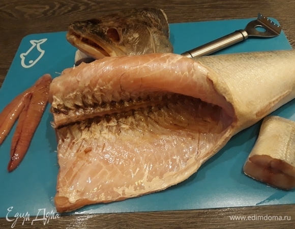 Рыбу разморозить, почистить, выпотрошить. Отделить голову и хвост для бульона. Удалить жабры и глаза, чтобы бульон был чистым и прозрачным, без горечи.