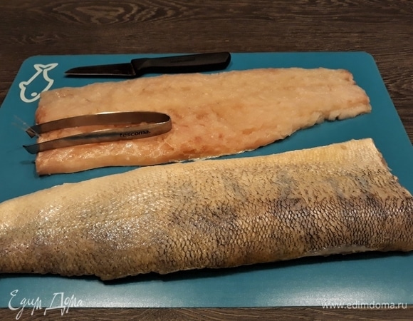 Рыбу разделать на филе, удалить кости.