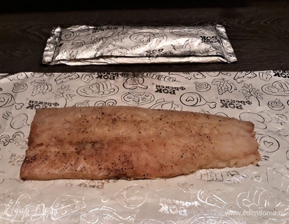 Конечно, рыбу для заливного можно отварить, но она тогда потеряет форму и будет некрасиво смотреться в заливном. Я всегда пользуюсь своим давним проверенным способом, чтобы рыба держала форму. Рыбное филе солю, перчу, заворачиваю в фольгу. Фольгу можно слегка смазать растительным маслом. Укладываю на противень. Ставлю в разогретую до 180°C духовку и запекаю 50 минут. Рыба готовится в собственном соку.