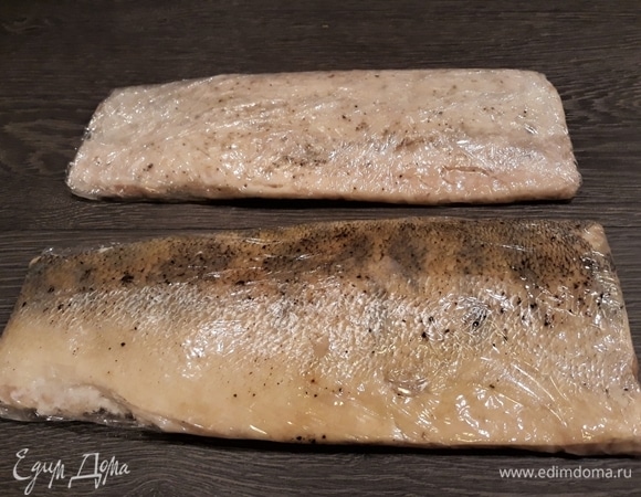 Даем фольге остыть. Разворачиваем, сливаем сок. Рыбу заворачиваем в пищевую пленку шкуркой вниз и оставляем в холодильнике на несколько часов. Рыба примет ровную форму.