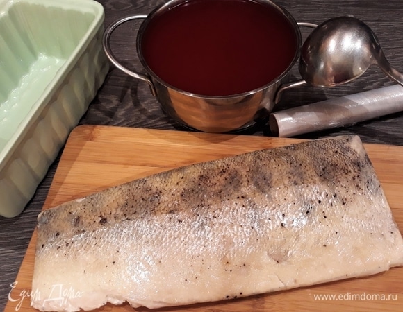 Я процедила бульон, но это по желанию, в приправе содержатся мелко нарезанные овощи — морковь, пастернак, лук... Подготовим форму для заливного. Я взяла глубокую емкость с ребристым периметром. Никогда раньше форму такой глубины не использовала. Рыба получилась замечательная!