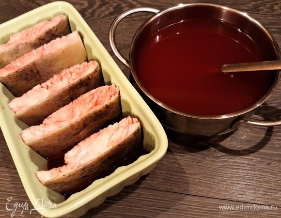 Рыбу нарезала на порционные кусочки, уложила в форму.