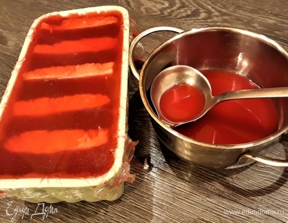 Форму застелила пищевой пленкой и залила рыбу желатиновым бульоном. Оставила застывать до утра в холодильнике.