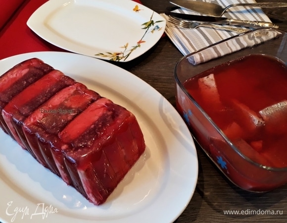 Из огромного судака у меня получилось две формы. Со второй не заморачивалась — нарезала рыбу произвольными кусочками и залила. Свою красивую ребристую форму утром перевернула на блюдо, сняла пленку и просто радовалась — заливное высотой 7 см прекрасно держит форму! Его я буду украшать и красиво подавать.