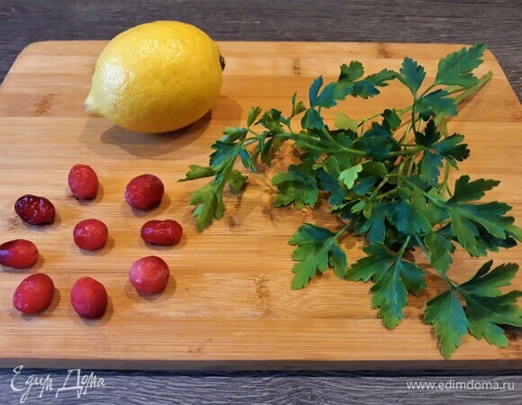 Для праздничного блюда приготовила незатейливые украшения — лимон, клюкву и зелень петрушки.