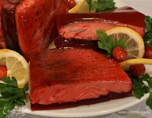 Нарезала дольками лимон, ягоды клюквы и листики петрушки. Блюдо готово! Друзья, приготовьте такое красивое и вкусное заливное из судака — ему самое место на праздничном столе! С наступающим Новым годом!