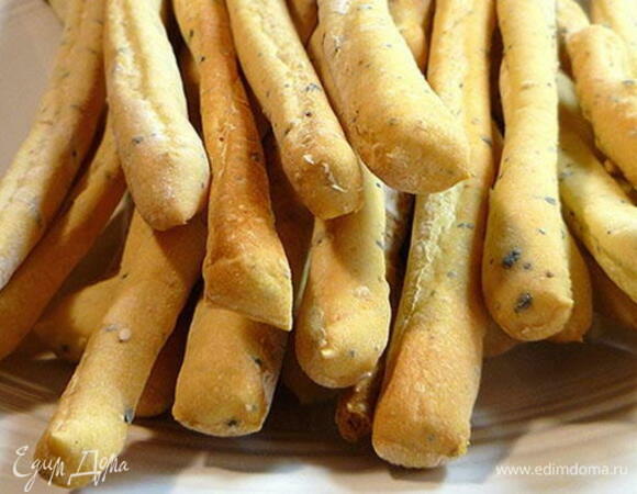 Из готового теста раскатайте колбаски толщиной около 1 см. Выпекайте в разогретой до 200°C духовке около 20 минут.