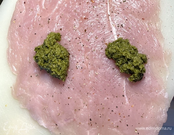 Малое филе разрезать вдоль пополам, раскрыть как книгу, накрыть пленкой и отбить скалкой. Старайтесь не повредить филе. Посолить, поперчить филе. Разрезать посередине на два куска. На каждый выложить по 1 ч. л. песто, распределить по всей поверхности.