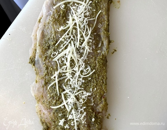 Сложить друг на друга кусочки филе  посыпать тертым пармезаном и скрутить в рулет. Можно зафиксировать ниткой или зубочистками. Завернуть в пищевую пленку и убрать в холодильник минимум на час. Можно с вечера приготовить и оставить на ночь.