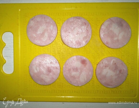 Ветчину нарезать тонкими кружками. Для бутербродов можно использовать не только ветчину, но и копченую, вареную колбасу, буженину и так далее.