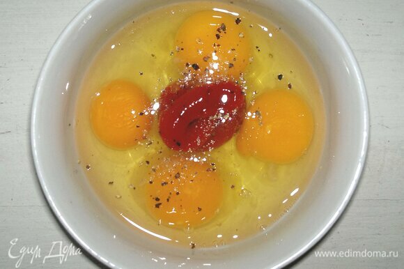 Для омлета в миске соединить яйца, томатную пасту, соль и перец. Взболтать.