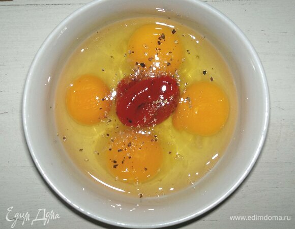 Для омлета в миске соединить яйца, томатную пасту, соль и перец. Взболтать.