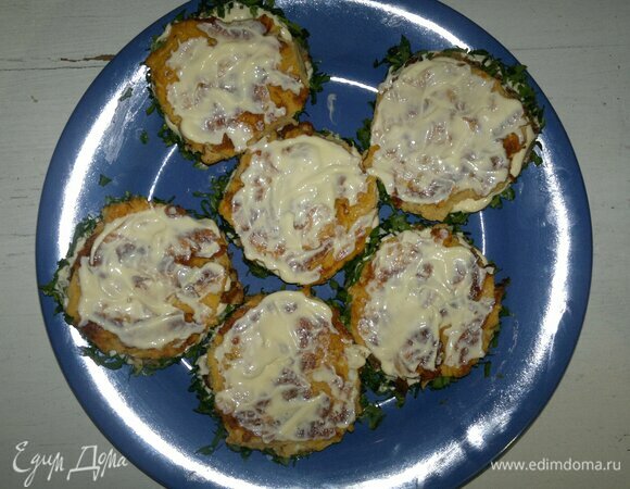 Выложить омлет, смазать майонезом.