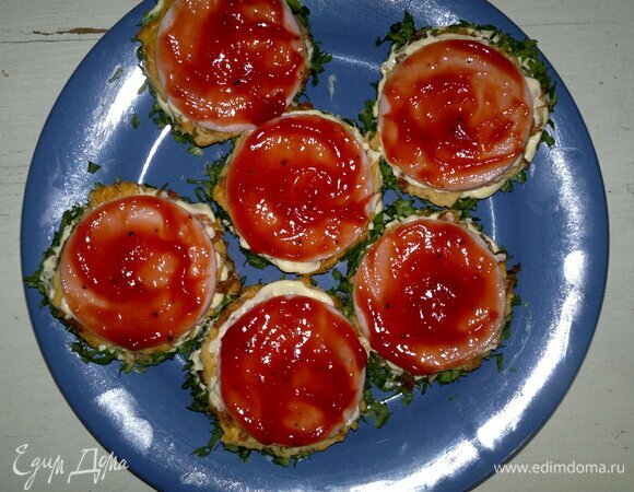 Выложить ветчину, смазать кетчупом.