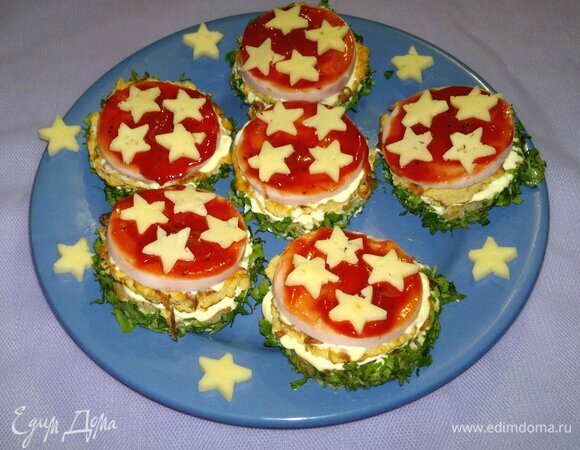 На кетчуп выложить «звездочки» из сыра. Оставшиеся звездочки разложить на блюде.