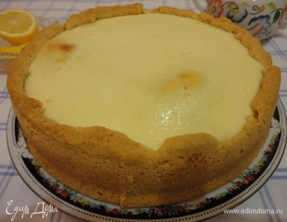 Вылить начинку на корж и выпекать 20–30 минут при температуре 170°C. Ориентируйтесь по своей духовке.