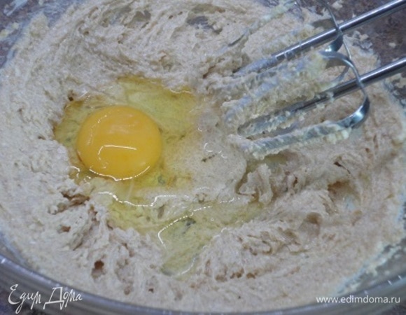 Масло растереть с сахаром. Ввести яйцо.