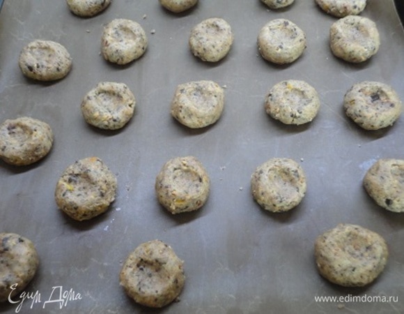 Добавить сухие ингредиенты и перемешать до однородности. Из теста сформировать шарики величиной с грецкий орех, выложить на противень, застеленный пергаментом, и каждый шарик прижать пальцем.