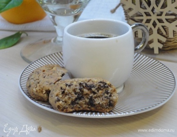 Выпекать при температуре 180°C 15–20 минут, пока печенье не начнет приобретать золотистый оттенок. Хранить в посуде, которая герметично закрывается.