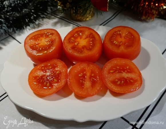 Я выбираю мелкие и плотные томаты черри. Помидоры вымыть, обсушить, отрезать верхушку.