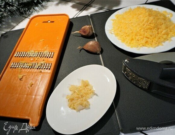 Сыр (у меня мраморный) натереть на мелкой терке, чеснок выдавить через пресс.