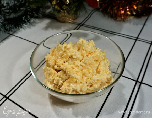 В емкости смешать сыр и чеснок, добавить майонез. Можно слегка по вкусу посолить. Все перемешать.