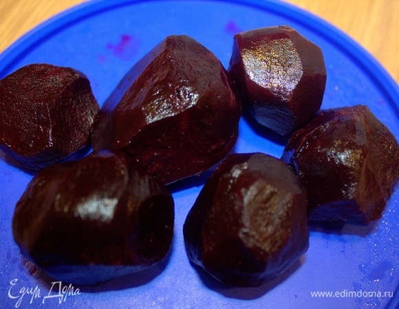 Свеклу отварить. Я всегда беру мелкую — так быстрее варится.