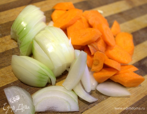 Лук, морковь нарезать (можно крупно).