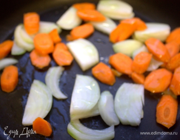 Обжарить слегка на растительном масле.