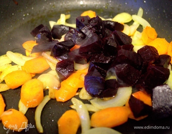 Нарезать свеклу произвольными кусочками, добавить в сковороду.