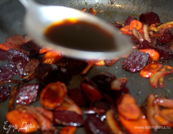 Влить соевый соус.