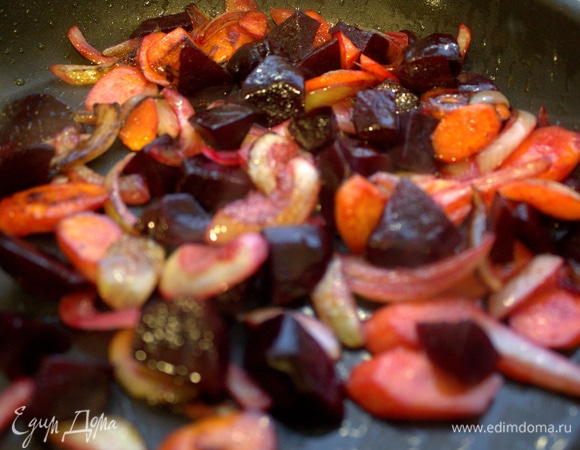 Закарамелизировать овощи.