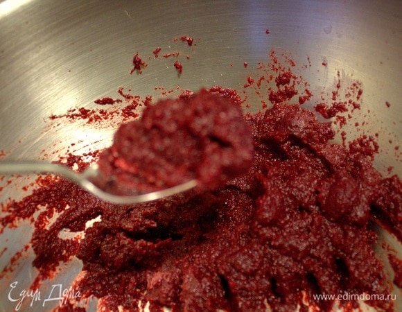 Взбить блендером. Намазку можно хранить пару дней в холодильнике накрытой.