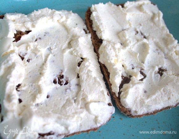 Нанести на хлеб сырный крем.