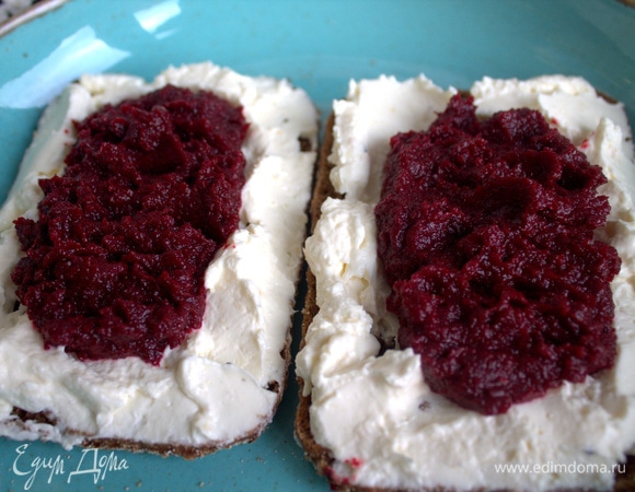 Сверху — свекольный мусс. Можно без хлеба положить в центр тарелки свекольный мусс, а по краю выдавить красиво сырный крем.