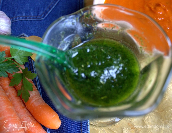 Соус песто домашнего приготовления: взбить оливковое масло, петрушку, чеснок, сок лимона, соль. Делали всю осень, пока в доступе была свежая петрушка. Можно им просто полить отваренную картошку или дольки помидора и т. д.