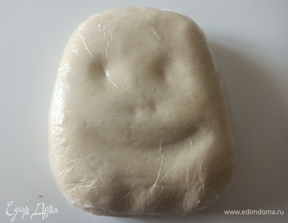 В муку добавить соль, масло и воду. Замесить гладкое тесто. Завернуть его в пищевую пленку и положить в холодильник на 30 минут.