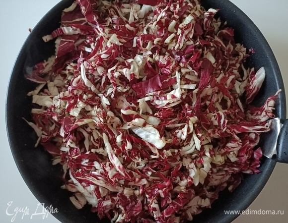 К бекону добавить одну небольшую луковицу и радиккио (у меня 360 г). Посолить и жарить 7–8 минут, периодически помешивая.