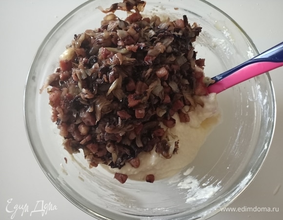 Затем добавить жареные овощи с беконом и снова все хорошо перемешать.