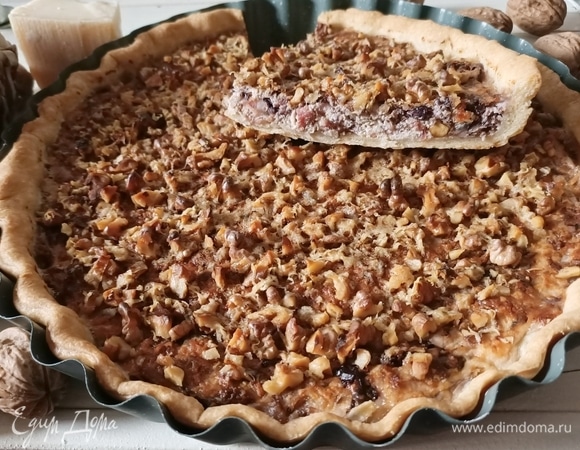 Подавать пирог лучше теплым. Если у вас нет времени или желания возиться с тестом, то его можно заменить на готовое слоеное. Приятного аппетита!