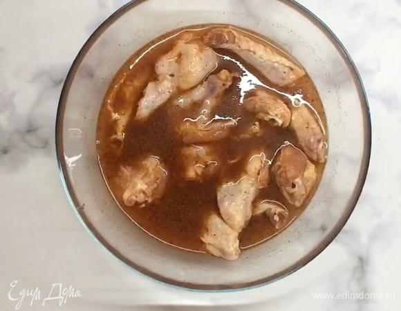 Хорошо перемешиваем, накрываем пленкой и убираем на 1–2 часа в холодильник.