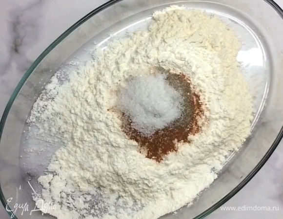Готовим панировку. Смешиваем муку, кукурузный крахмал, сухой чеснок, черный перец, паприку, соль и сахар.