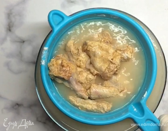 Заливаем водой, пару раз окунаем куриные крылья в воду.