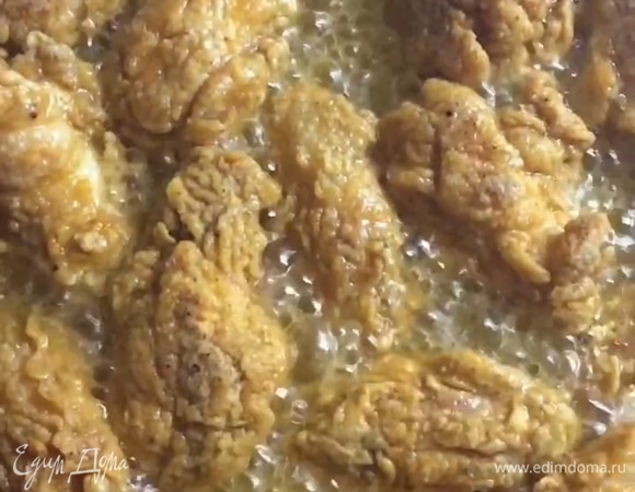 Большое количество масла разогреваем, перекладываем куриные крылья и жарим по 5–6 минут с каждой стороны до румяного цвета. Если какие-то кусочки очень большие, то может понадобиться еще пара минут.